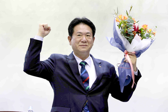 이동섭 전 국회의원이 신임 국기원장으로 당선된 뒤 주먹을 불끈 쥐고 있다. ⓒ 국기원