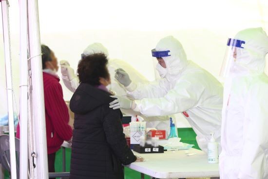 화순군 보건당국이 사평면사무소에 설치된 코로나19 선별진료소에서 진단검사를 실시 하고 있다. ⓒ 화순군