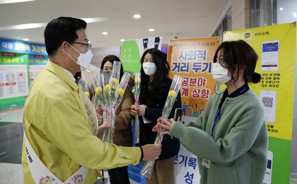 양승조 충남지사는 29일 화훼 농가를 돕기 위한 '꽃 팔아주기 및 사랑의 꽃 나눔 행사'를 개최했다. ⓒ 충남도