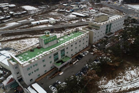 신종 코로나바이러스 감염증(코로나19) 집단감염이 발생한 광주 광산구 효정요양병원이 3일 출입 통제됐다. 보건 당국은 고위험시설 종사자를 주기적으로 검사하는 과정에서 이 요양병원 종사자 9명, 환자 53명(3일 오후 2시 기준)의 코로나19 확진을 파악했다. ⓒ 연합뉴스