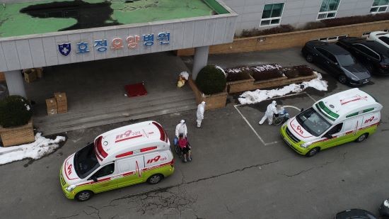 신종 코로나바이러스 감염증(코로나19) 집단감염이 발생한 광주 광산구 효정요양병원에서 3일 오후 119구급대원이 확진자를 외부 치료시설로 이송하고 있다. 보건 당국은 고위험시설 종사자를 주기적으로 검사하는 과정에서 이 요양병원 종사자 9명, 환자 53명(3일 오후 2시 기준)의 코로나19 확진을 파악했다. ⓒ 연합뉴스
