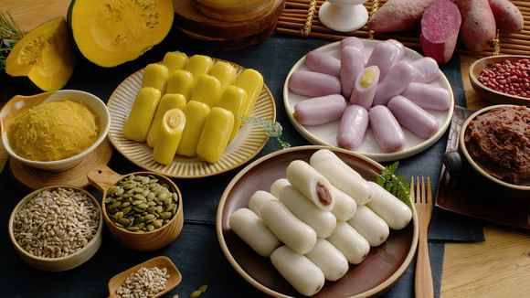 산청 진산푸드(주) 2공장과 팽현숙씨가 협업해 만든 팽떡 중 앙금가래떡. ⓒ 산청군