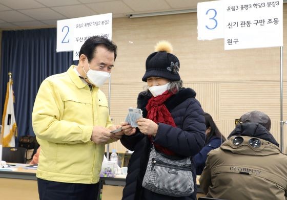 서춘수 함양군수가 함양사랑상품권 10만원을 군민들에게 지급하고 있다. ⓒ 함양군