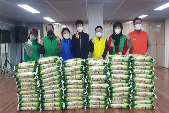 익명의 기부자가 광주광역시 서구 화정1동 주민센터에 쌀 70포를 전해 왔다. ⓒ 광주광역시 서구청