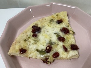 '고메 프리미엄 피자 콰트로포르마지' 전자레인지 1분30초 조리 후 사진. = 김다이 기자