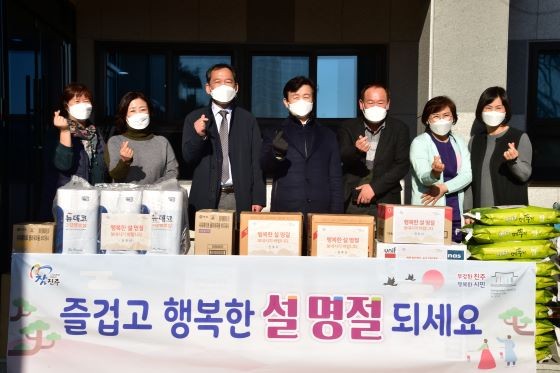 진주시가 설 명절을 앞두고 위문품을 전달하고 있다. ⓒ 진주시