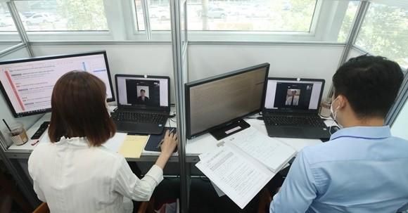 주요 시중은행들은 '디지털 전환'에 박차를 가하면서 디지털 정보통신기술(ICT) 인력 채용에 적극적으로 나서고 있지만, 인터넷전문은행인 카카오뱅크와 핀테크(금융기술) 업체인 토스는 채용 규모면에서 빠르게 덩치를 키우고 있다. ⓒ 연합뉴스