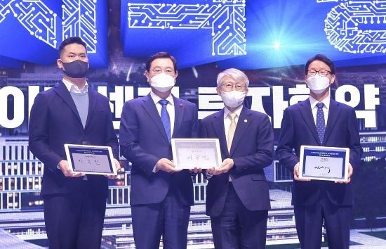 이용섭 광주광역시장이 4일 오전 서구 김대중컨벤션센터 다목적홀에서 열린 국가인공지능 데이터센터 투자협약 및 착수식에 참석해 광주광역시-NHN㈜-인공지능산업융합사업단간 투자협약을 체결한 뒤 기념촬영을 하고 있다. 왼쪽부터 정우진 NHN㈜ 대표, 이용섭 광주광역시장, 최기영 과학기술정보통신부 장관, 임차식 인공지능산업융합사업단장. ⓒ 광주광역시