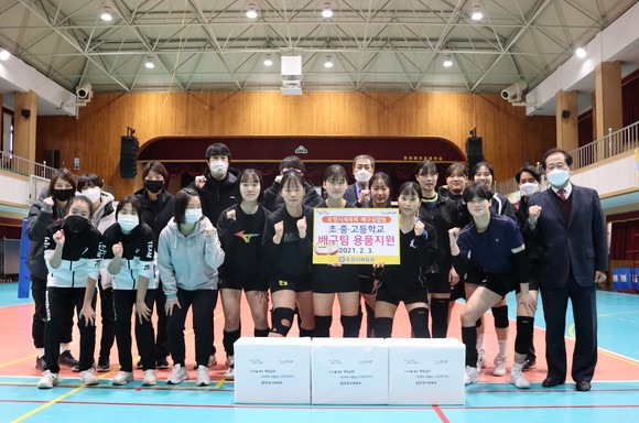 포항시체육회 김유곤 상임부회장이 3일 포항여고에서 관내 초·중·고 배구팀에게 배구용품 지원 전달식을 가진 후 참석자와 기념촬영을 하고 있다. ⓒ 포항시체육회