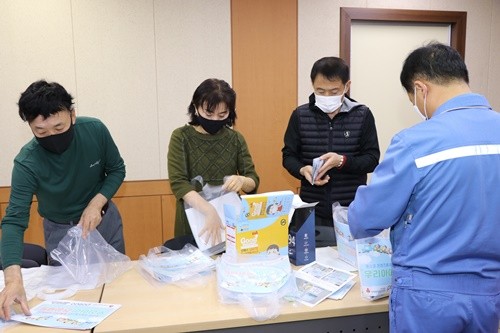 광양제철소 직원들이 '코로나 안전 키트'를 만들고 있다. ⓒ 광양제철소