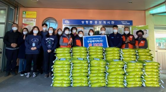 무림페이퍼가 상평동 지역사회보장협의체에 쌀 120포를 전달하고 있다. ⓒ 진주시