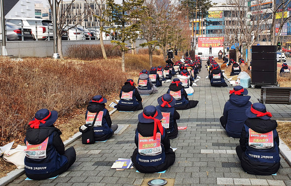 민주노총 공공운수노조 국민건강보험고객센터지부는 1일부터 오는 9일까지 정규직 전환을 요구하며 파업에 돌입했다. ⓒ 연합뉴스