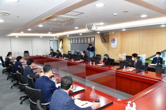 진주시의회가 진주혁신도시 국토안전관리원 교육센터 이전을 반대하는 항의 방문을 하고 있다. ⓒ 진주시의회