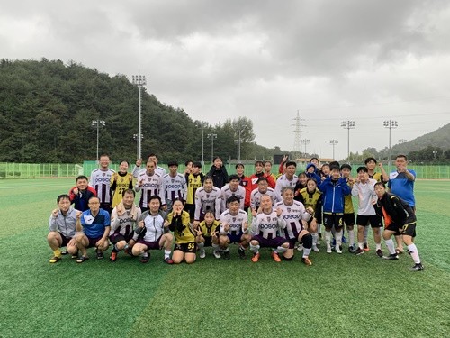 광양제철소 축구동호회 67FC와 광양여고 축구부 학생들이 지난해 친선경기 후 기념사진을 촬영했다. ⓒ 광양제철소