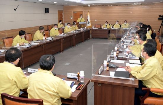 이용섭 광주광역시장은 5일 오후 시청 중회의실에서 긴급간부회의를 소집해 코로나19 대응과 관련한 특별 지시를 했다. ⓒ 광주광역시