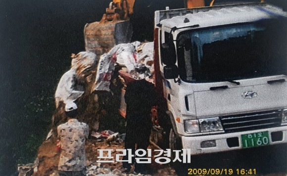 지난 2009년 9월 삼이 물류가 외부로부터 유입한 폐기물을 굴삭기를 이용해 하차 하고 있는 모습. ⓒ 프라임경제
