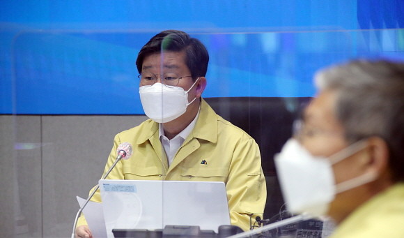 8일 정부서울청사에서 열린 코로나19 대응 중대본 회의에서 발언하고 있는 전해철 행안부 장관. © 연합뉴스