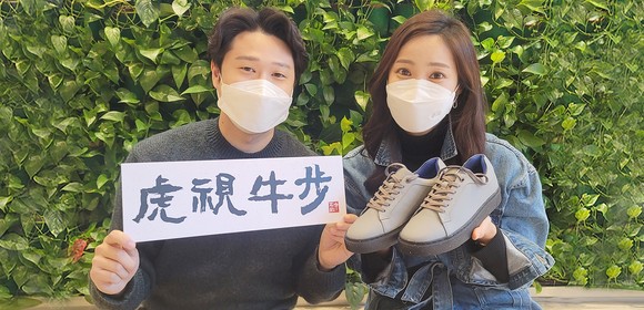 김준 SK이노베이션 총괄사장이 자사 계열 전 임원에게 사회적기업에서 만든 신발을 선물하며 호시우보 정신과 친환경 경영의지를 피력했다. ⓒ SK이노베이션