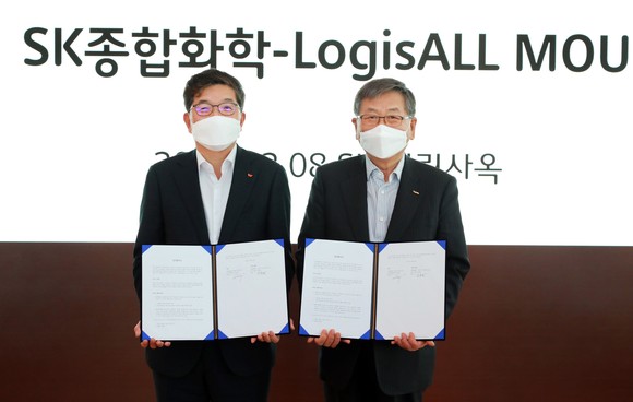 (왼쪽부터)나경수 SK종합화학 사장, 서병륜 로지스올 회장. ⓒ SK종합화학