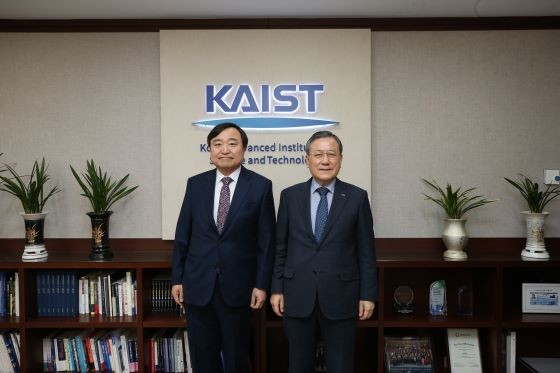 KAI 안현호 사장과 KAIST 신상철 총장이 위성 분야 협력을 논의하고 있다. ⓒ 한국항공우주산업
