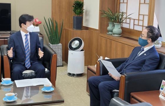 조규일 진주시장이 김사열 국가균형발전위원장과 교육센터 진주존치를 위한 면담을 하고 있다. ⓒ 진주시