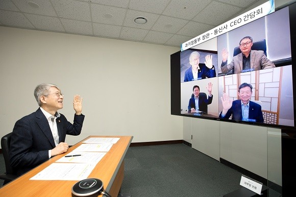 최기영 과학기술정보통신부 장관이 9일 오후 세종특별자치시 세종파이낸스센터 과기정통부 영상회의실에서 박정호 SK텔레콤 대표, 구현모 KT 대표, 황현식 LG유플러스 대표와 영상회의 시스템을 활용해 간담회를 하고 있다. 왼쪽 상단부터 시계방향으로 최기영 과학기술정보통신부 장관, 구현모 KT 대표, 황현식 LG유플러스 대표, 박정호 SK텔레콤 대표. ⓒ 과학기술정보통신부