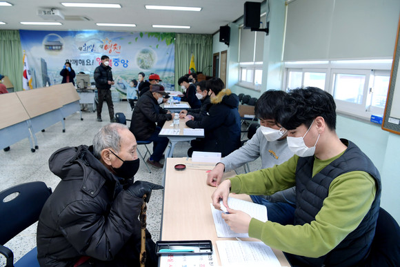 설 명절을 앞두고 영천시민들이 4일 중앙동 행정복지센터에서 재난지원금을 신청하고 있다. ⓒ 영천시