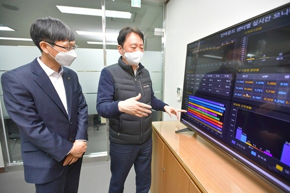 NH농협은행이 명절을 맞아 고속도로 및 농축산물 판매장을 이용하는 고객의 금융편의를 위해 오는 10일부터 11일에 중부고속도로 하남드림휴게소와 농협 성남유통센터에서 오전 9시부터 오후 4시까지 이동점포를 운영한다. ⓒ NH농협은행