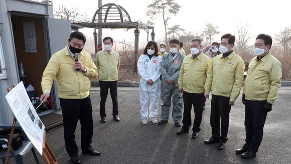 양승조 충남지사는 11일 당진 합덕거점소독초소을 찾아 관계자들을 격려하고 애로사항을 청취했다. ⓒ 충남도