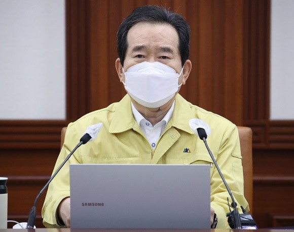 정세균 국무총리가 휴일인 13일 오전 정부서울청사에서 열린 신종 코로나바이러스 감염증(코로나19) 대응 중앙재난안전대책본부(중대본) 회의를 주재하며 발언하고 있다. ⓒ 연합뉴스