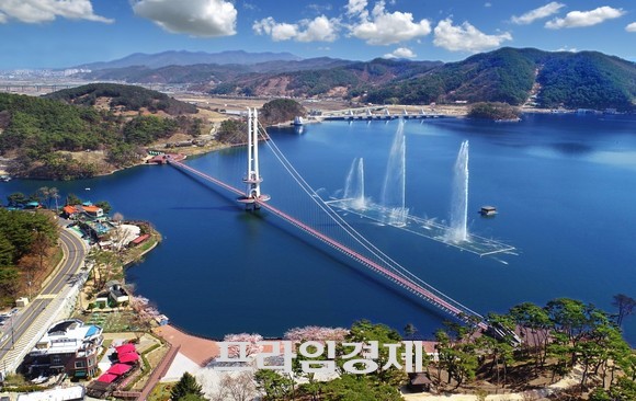 예당호 출렁다리와 음악분수. ⓒ 프라임경제