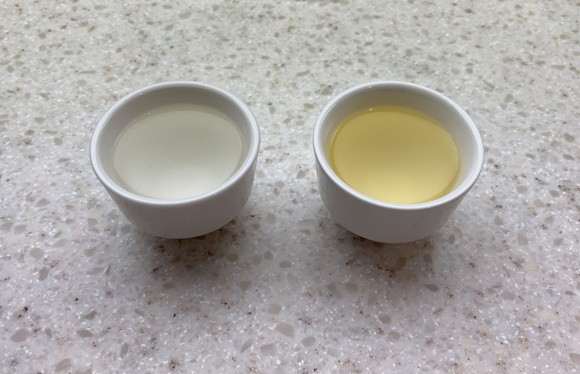 주정을 첨가해 만든 '청주(왼쪽)'와 우리 전통 기법으로 제조한 '차례주(오른쪽)' 우리 전통주가 더 부드럽고 은은한 단맛을 낸다. = 김다이 기자.