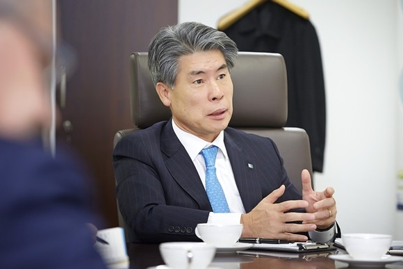 윤종원 기업은행장이 18일 서면으로 진행한 기자간담회에서 코로나19 금융지원 관련 상환 유예 차주 관계에 대해 설명했다. ⓒ IBK기업은행