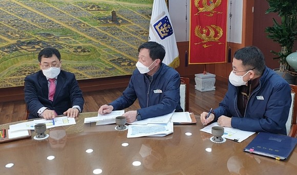 주낙영 경주시장이 정원호 한수원 월성원자력본부 운영실장을 집무실로 불러 기사의 진위 여부와 함께 논란 이후 한수원이 조치한 상황에 대해 직접 보고를 받고 있다. ⓒ 경주시