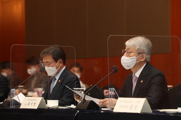 최기영 과학기술정보통신부 장관과 권덕철 보건복지부 장관이 19일 오후 서울 중구 롯데호텔에서 열린 '제9차 코로나19 치료제 백신개발 범정부 지원위원회'에 참석해 인사말을 하고 있다. ⓒ 과학기술정보통신부
