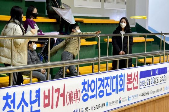 청소년 비거 창의경진대회에서 참가학생이 비거 모형을 날리고 있다. ⓒ 진주시