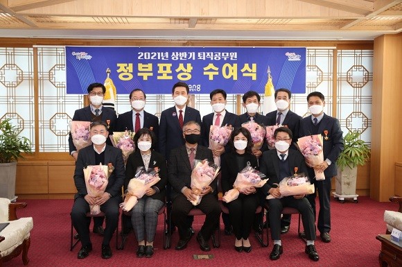 5급 퇴직 공무원들이 정부 포상을 받은 뒤 이강덕 시장과 기념촬영을 하고 있다. ⓒ 포항시
