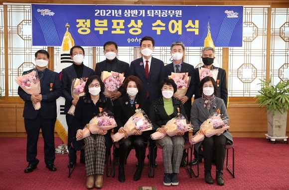 6급 이하 퇴직 공무원들이 정부 포상을 받은 뒤 이강덕 시장과 기념촬영을 하고 있다. ⓒ 포항시