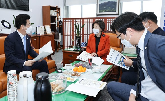 진선미 국토교통위원회 위원장 만나 정부 계획안 반영을 건의하고 있다. ⓒ 대전시