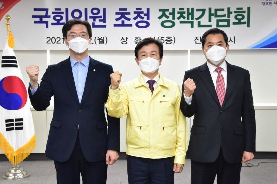 박대출·강민국 국회의원과 조규일 진주시장이 진주미래 100년을 위한 주요 현안사업 간담회를 하고 있다. ⓒ 진주시