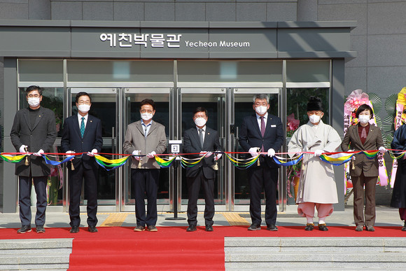 22일 경북 예천군 예천박물관 개관식에서 참석한 내빈이 테이프 커팅식을 하고 있다. ⓒ 예천군