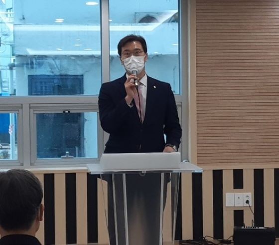 강민국 의원이 혁신청년센터 준공식에 참석해 지역 경제활성화·청년일자리 창출에 대한 비전을 설명하고 있다. ⓒ 프라임경제