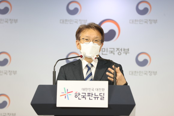 권칠승 중소벤처기업부 장관이 24일 정부서울청사 본관 브리핑룸에서 '20년 창업기업 동향 발표 브리핑을 하고 있다. ⓒ 중소벤처기업부