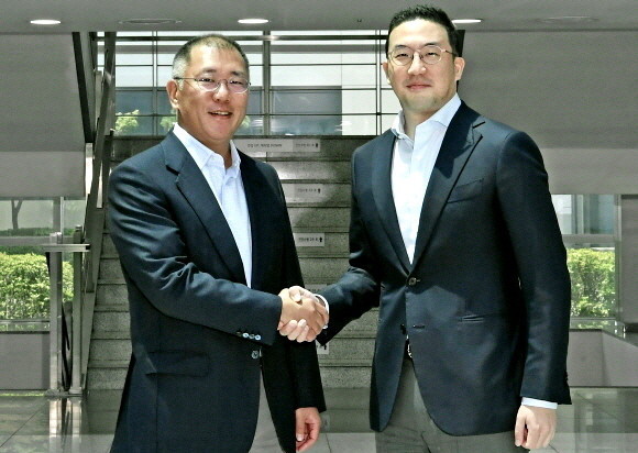 정의선(사진 왼쪽) 현대차그룹 수석부회장과 구광모 LG그룹 대표가 악수하고 있는 모습. ⓒ 현대자동차그룹