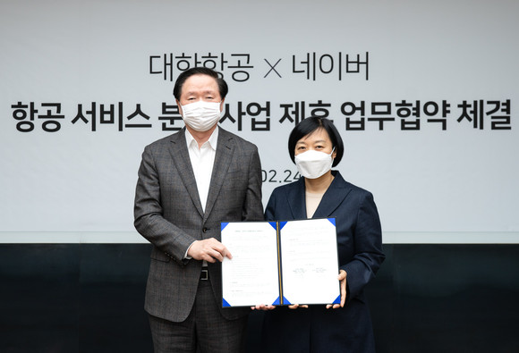 우기홍 대한항공 대표이사(왼쪽)와 한성숙 네이버 대표이사가 지난 24일 업무협약 체결 후 기념촬영을 하고 있는 모습. ⓒ 대한항공