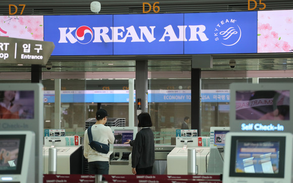 앞으로 네이버 플랫폼을 통해 티켓 발권·탑승 수속 등 항공서비스를 간편하게 이용할 수 있다. 사진은 인천공항 대한항공 카운터에서 출국 수속 중인 승객들. ⓒ 연합뉴스