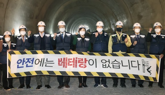 김동일 시장과 진선미 위원장 및 현장관계자들과 '안전에는 베테랑이 없습니다'는 구호를 외치며 기념촬영을 하고 있다. ⓒ 보령시