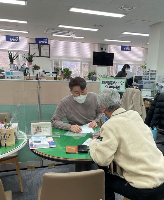 진주시 보건소 관계자가 희귀질환자 의료비 지원 상담을 진행하고 있다. ⓒ 진주시