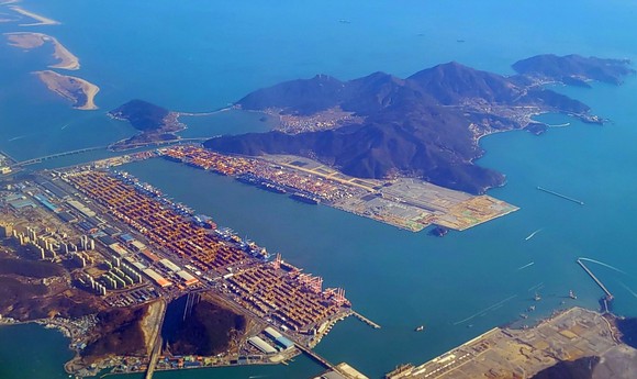 신공항 건설이 추진되는 부산 강서구 가덕도와 부산항신항. ⓒ 연합뉴스