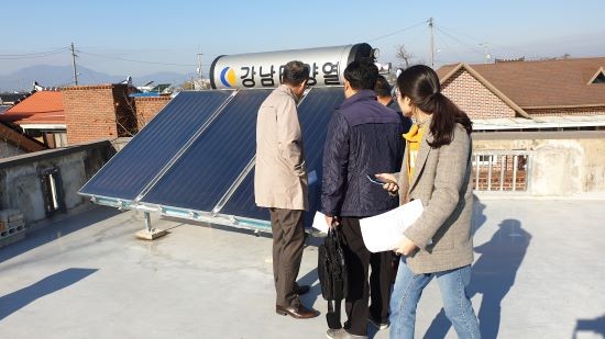 광주 남구청은 주택과 공공, 상업건물 등 특정 지역에 태양광과 태양열 등 2종 이상의 신재생 에너지원을 동시에 투입하는 융복합 지원사업을 추진한다. ⓒ 광주광역시 남구청
